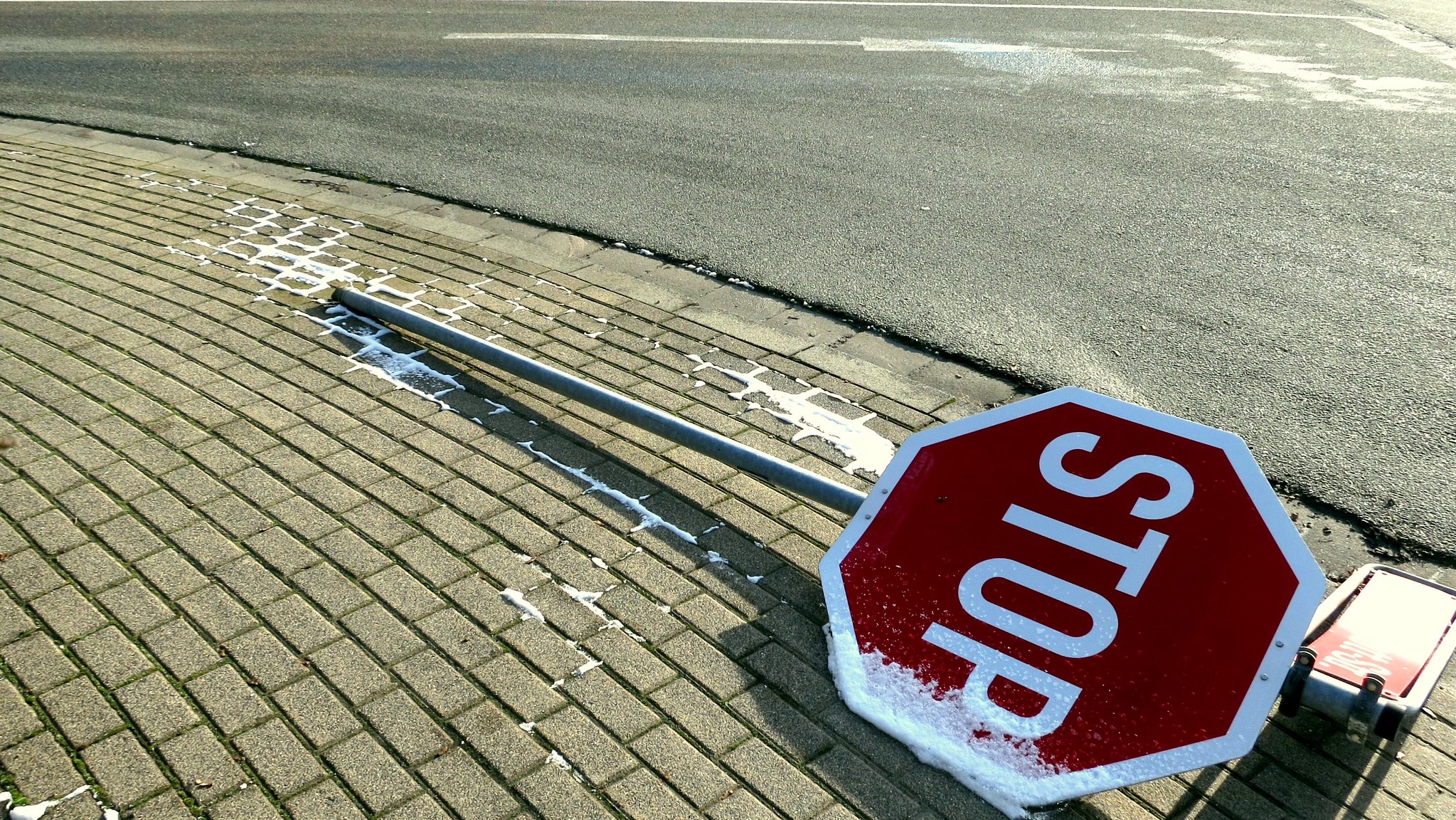 Señal de stop derribada